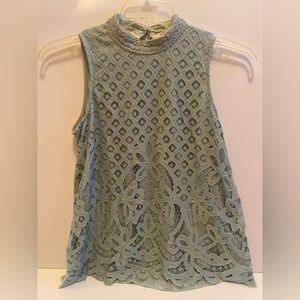 Women’s lace tank size M